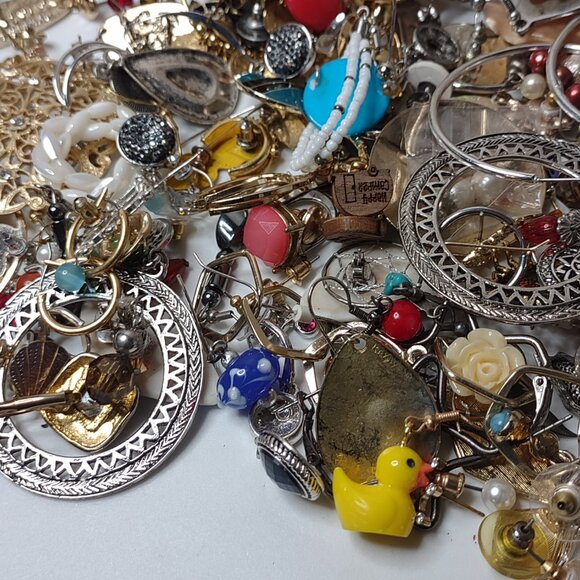 1.5 Pound Pile Of Earring Pairs - Picture 7 of 16